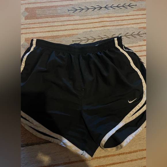 Nike shorts Women’s size small - Picture 2 of 3